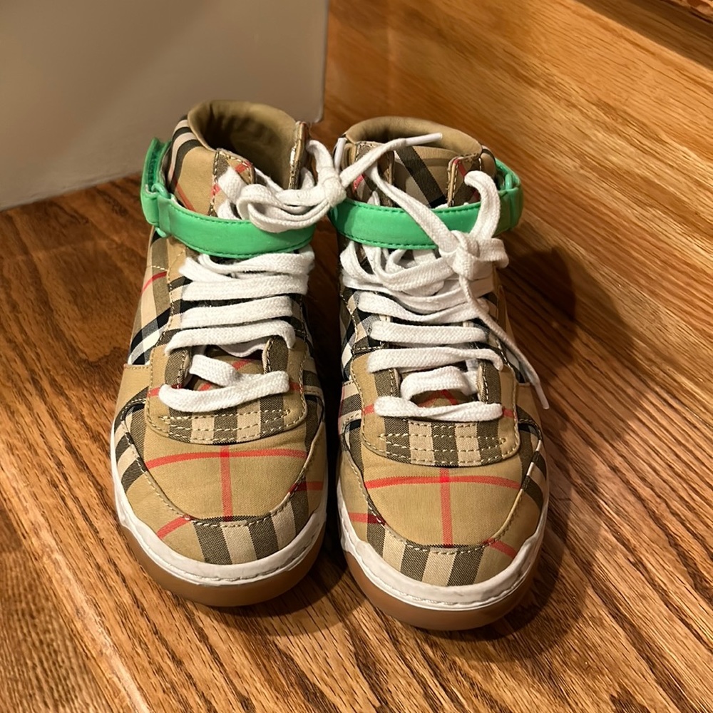 Burberry boy’s sneakers/ size 32